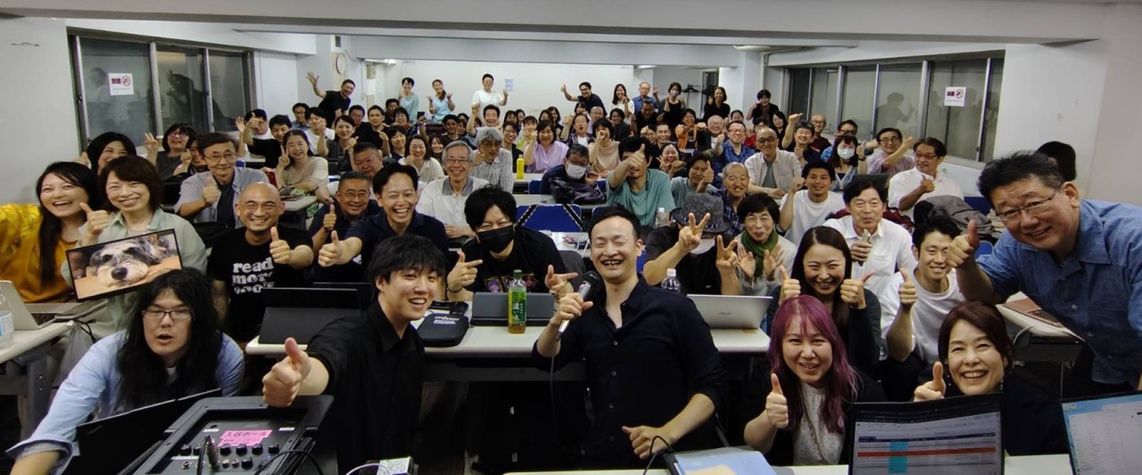 デジイナ大学のリアル合宿に集まった約100名の参加者と運営メンバーの集合写真